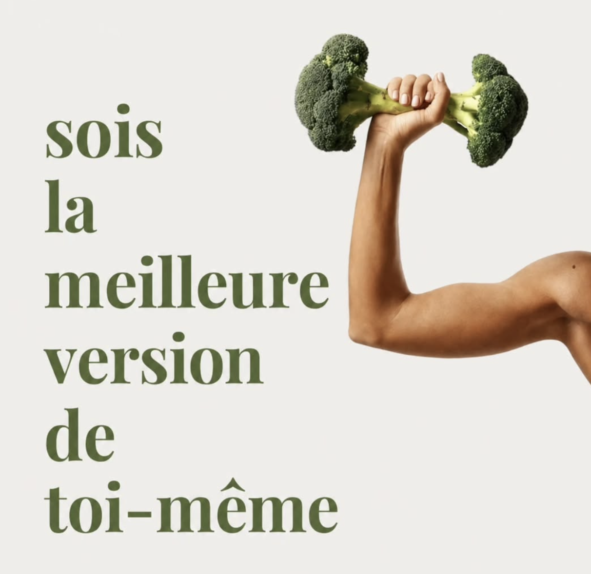 Bras tenant un brocoli comme un haltère
