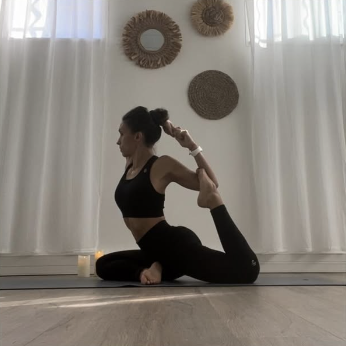 Posture de yoga vinyasa dans un studio lumineux