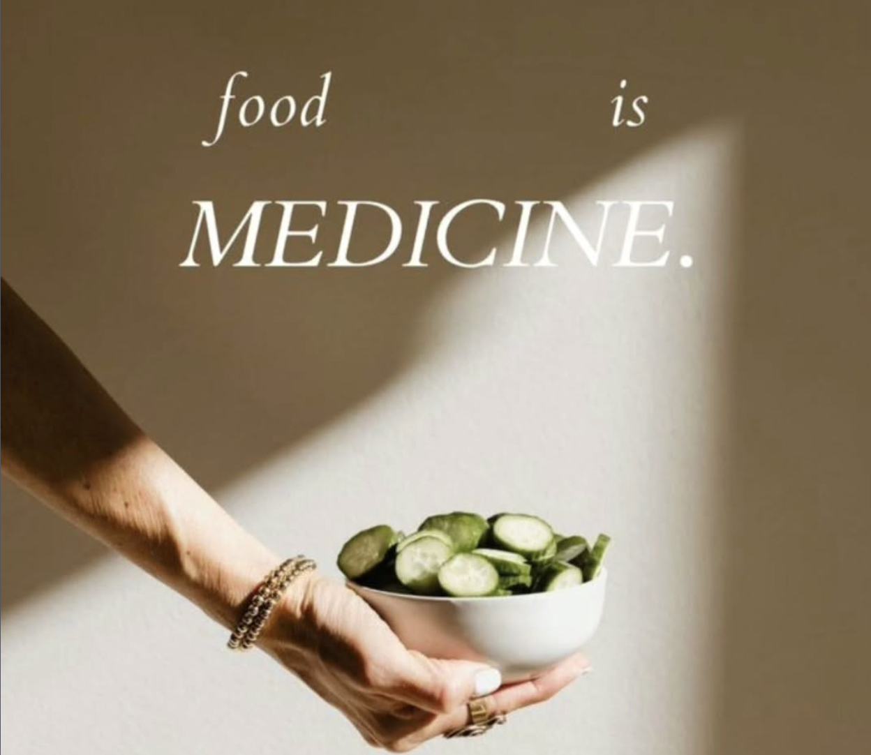 Main tenant un bol de concombre avec citation food is medicine