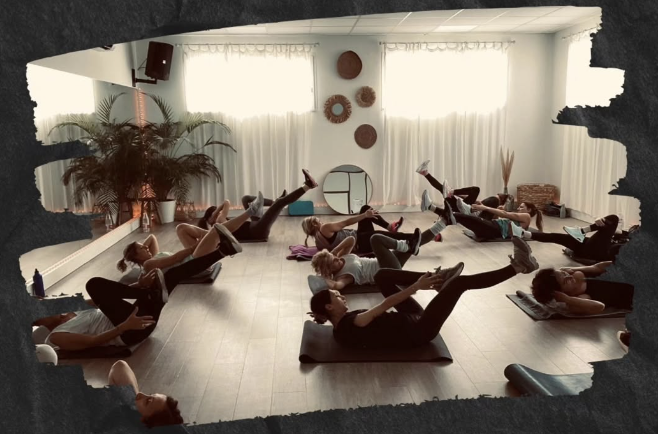 Cours de fitness collectif au studio