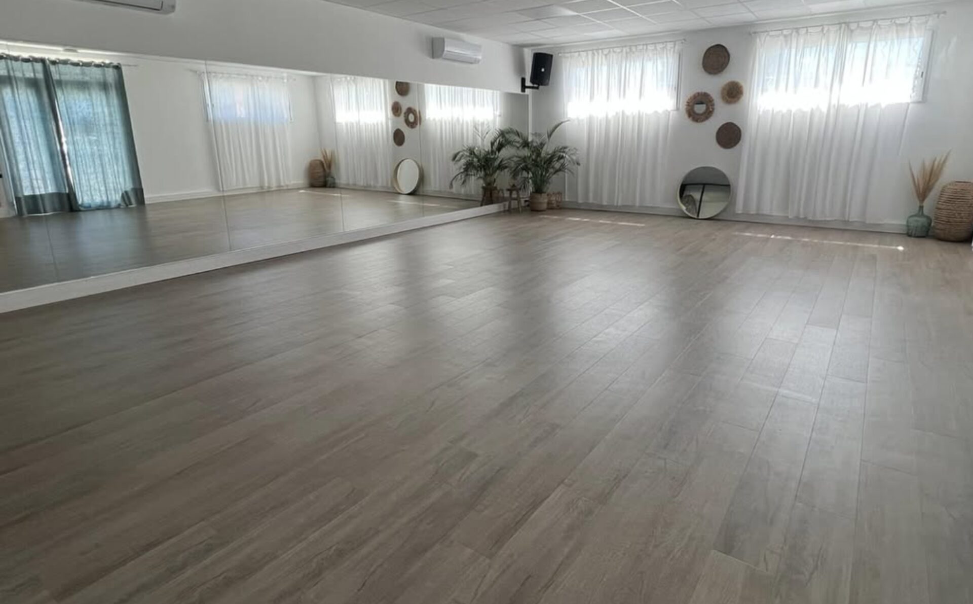 Intérieur chaleureux du Studio HHBV au crépuscule