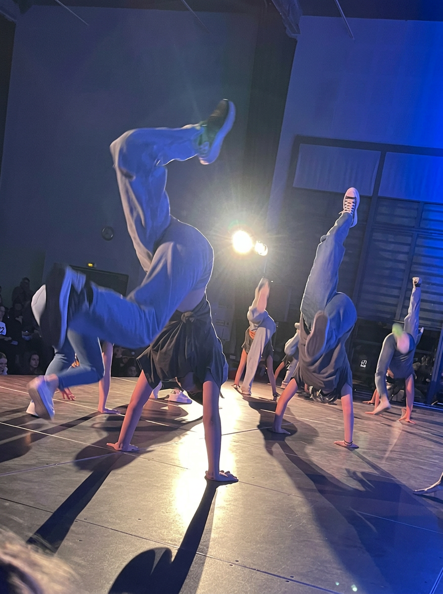 Danseurs en équilibre sur les mains sur scène