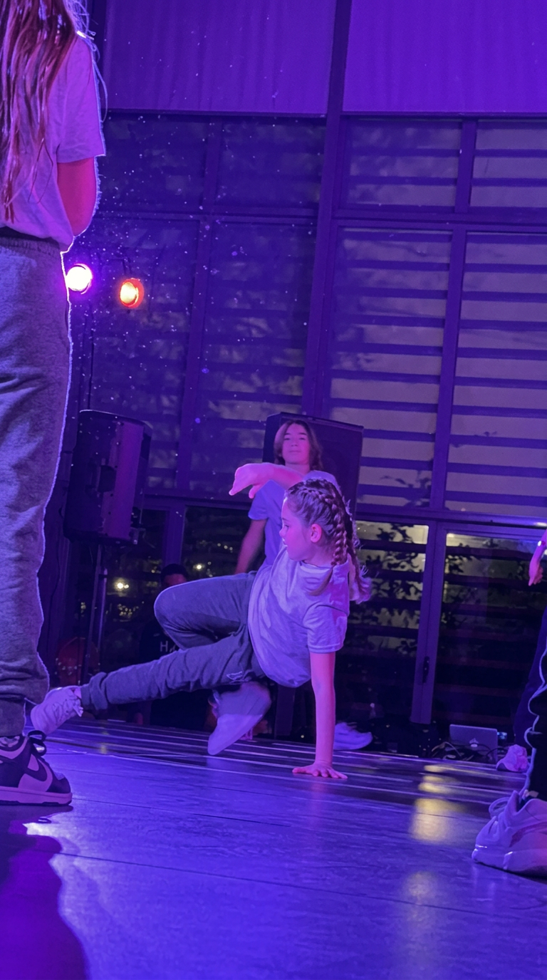 Jeune danseuse en mouvement sur scène