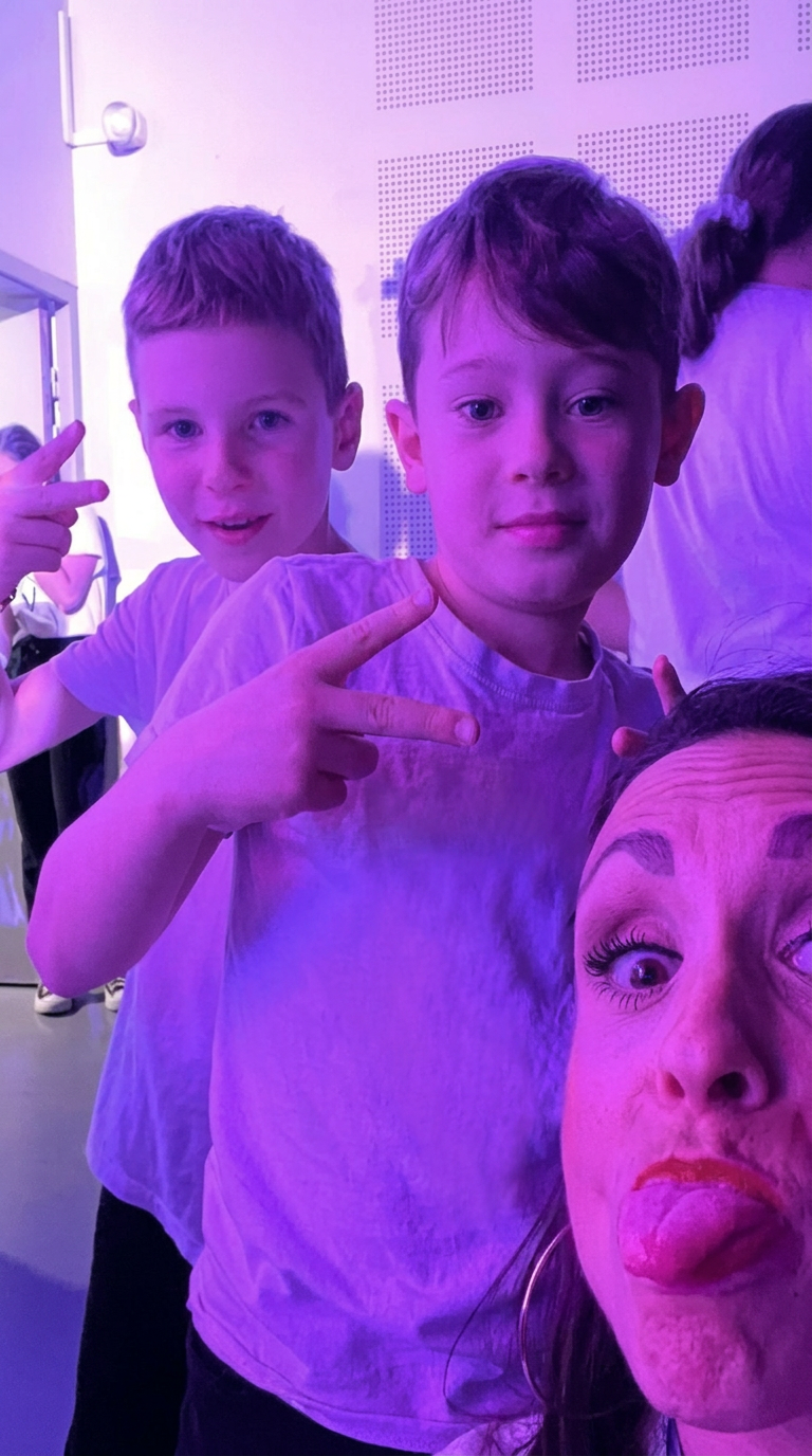 Instant complice en coulisses avant le spectacle