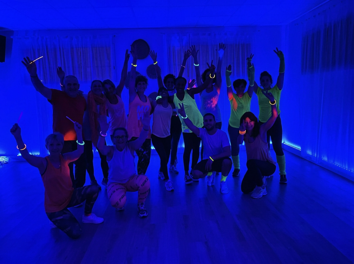 Groupe au studio sous lumière néon